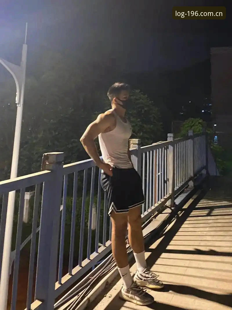 体育手机版 格拉利什vs皮克福德:深夜狂欢与职业状态的对比,196体育官网为你解读
